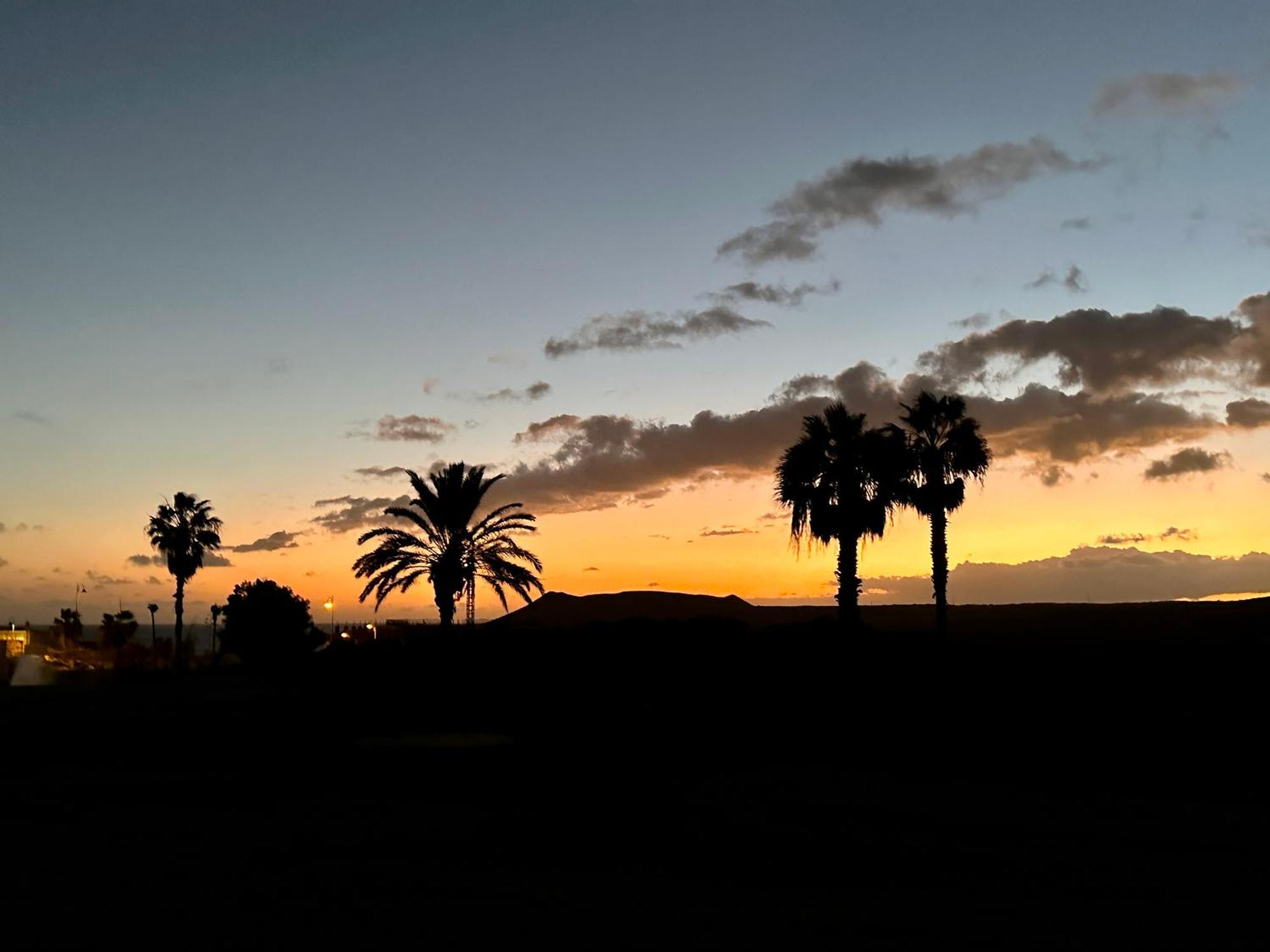 Tenerife Holidays Адехе Екстериор снимка