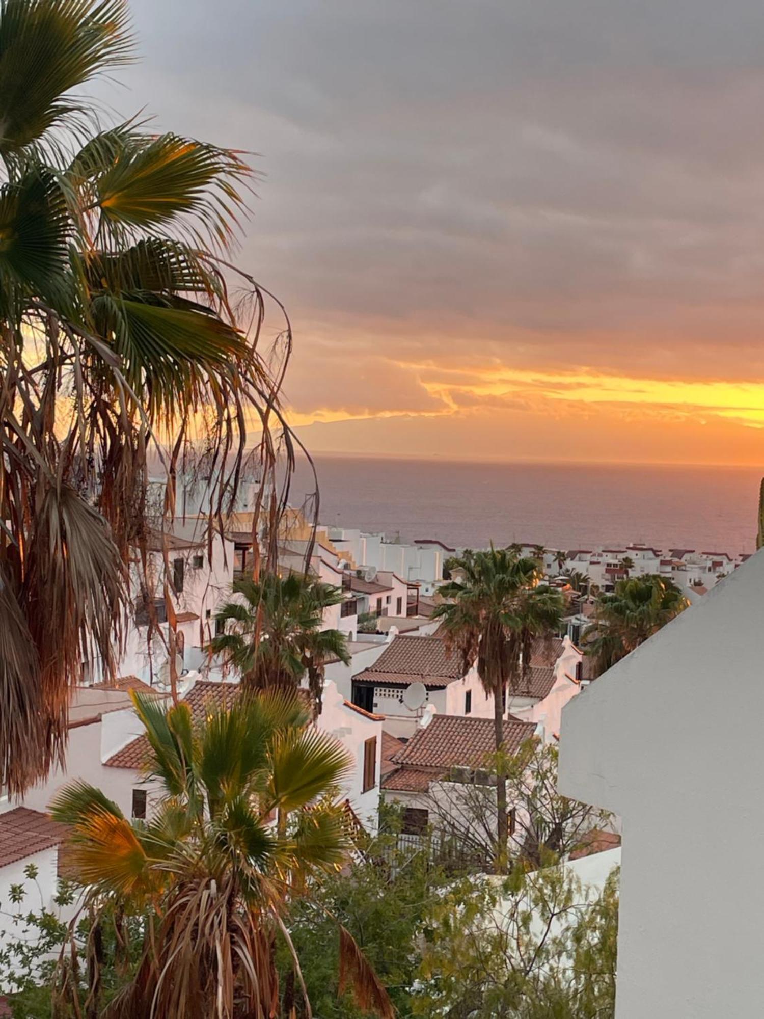 Tenerife Holidays Адехе Екстериор снимка